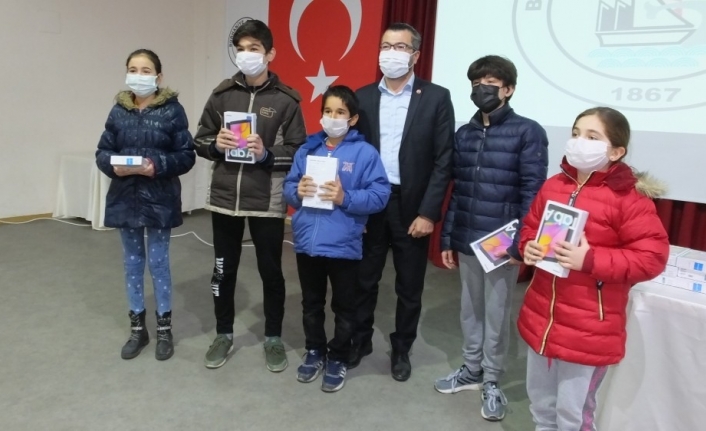 Burhaniyeli öğrencilerin tablet sevinci