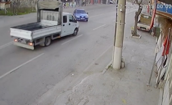 Bursa’da kontrolden çıkan otomobil ile kamyonet kafa kafaya çarpıştı: 6 yaralı