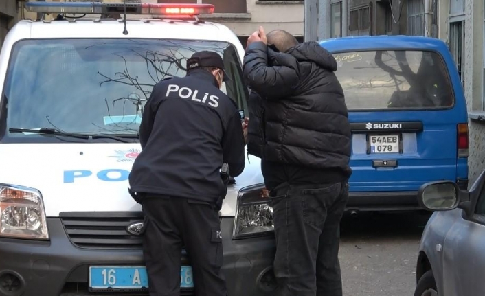 Bursa’da koronavirüsü hiçe sayıp kahvehanesini açtı, ceza yedi