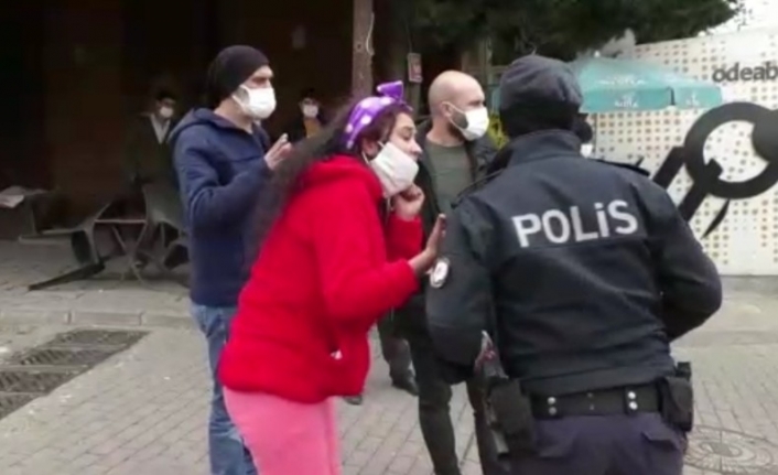 Bursa’da maskesiz kadın önce polise saldırdı, ardından çığlık atarak kaçmaya başladı