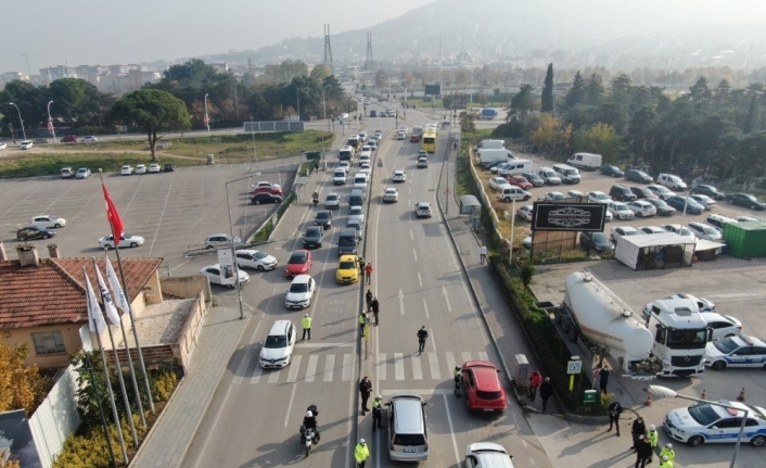 Bursa’da ’önce yaya’ uygulamasında sürücüler tek tek durdurulup bilgilendirildi