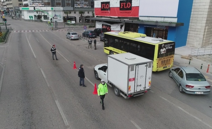 Bursa’da sokak kısıtlamasında cadde ve meydanlar boş kaldı