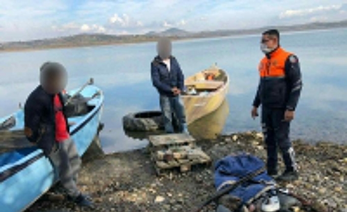 Bursa’da Uluabat Gölü’nde kaçak avcılık yapan 2 kişiye 3 bin 622 lira idari para cezası yazıldı.
