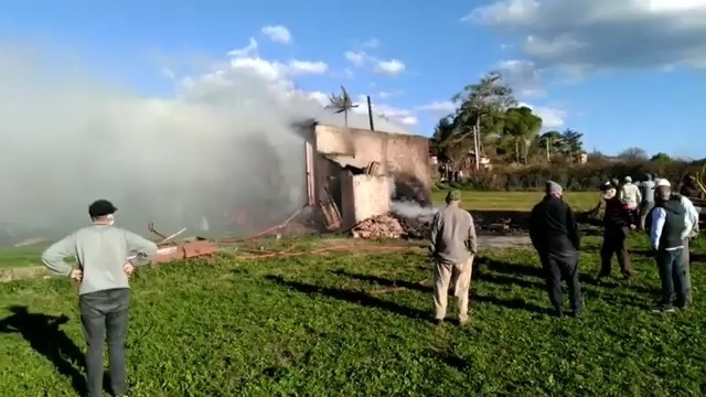 Muhtarın evi küle döndü