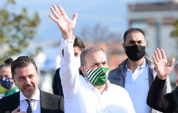 Bursaspor Başkanı Erkan Kamat, müjdeyi otobüste verdi