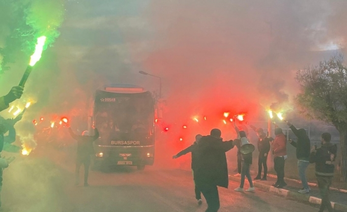 Bursaspor taraftarı, takımını meş’alelerle uğurladı