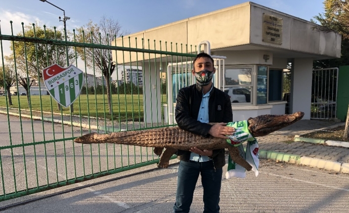 Bursaspor taraftarı tesise timsah getirdi