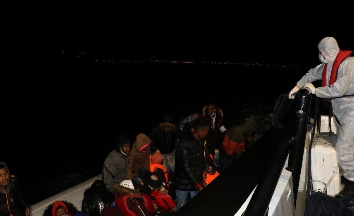 Çanakkale açıklarında 23 düzensiz göçmen kurtarıldı