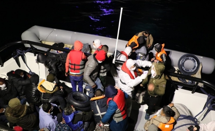 Çanakkale açıklarında 53 düzensiz göçmen kurtarıldı