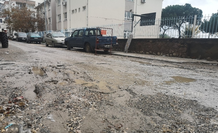Dikili yağmura teslim oldu