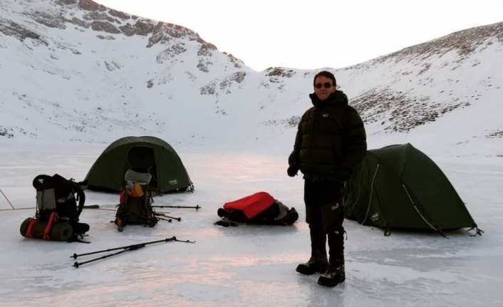 Donan göller üzerinde kamp yaptılar