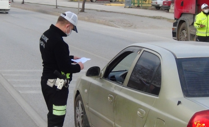 Ehliyetsiz sürücünün otomobili bağlandı, ortada kalan sürücüyü polis ekipleri evine bıraktı