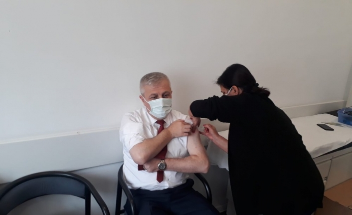 İl Sağlık Müdürü aşı için gönüllü oldu