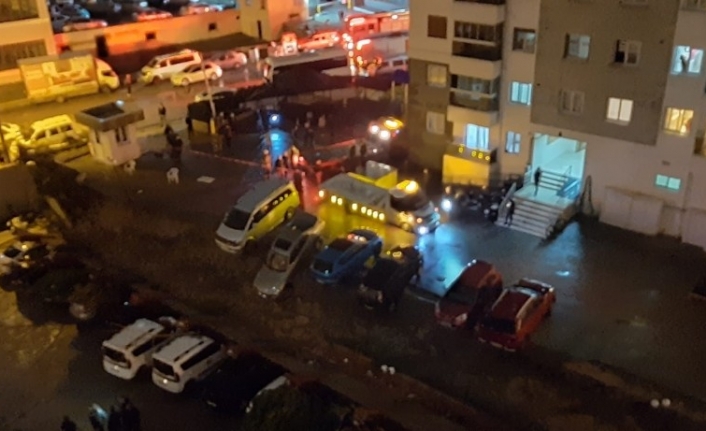 İstinat duvarı çöktü, 20 araçta hasar oluştu