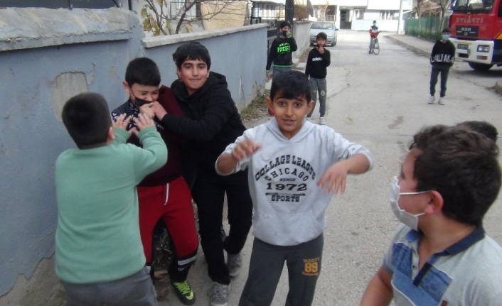 İtfaiye, polis ve basını gören çocuklar sokağa koştu