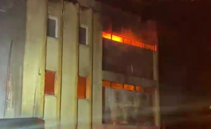 İzmir’de iki ayrı fabrikada yangın paniği