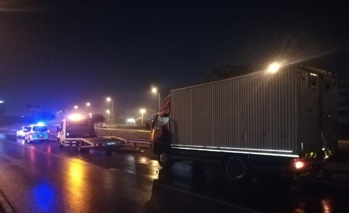 İzmir’de kamyon bariyere çarptı: 1’i ağır 3 yaralı