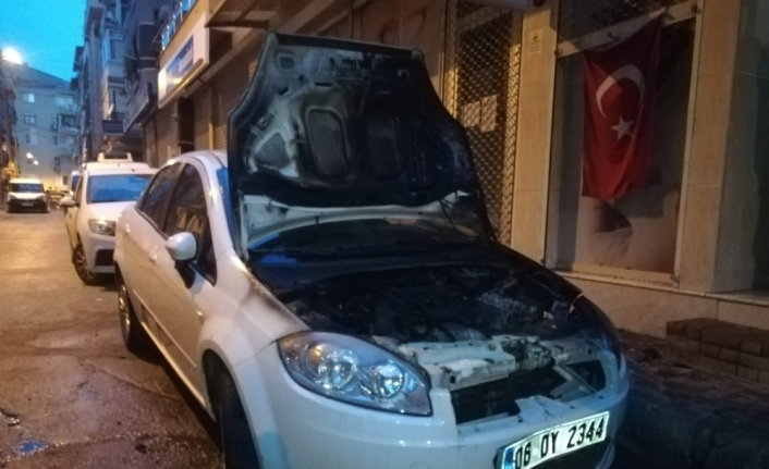 İzmir’de park halindeki araç kundaklandı