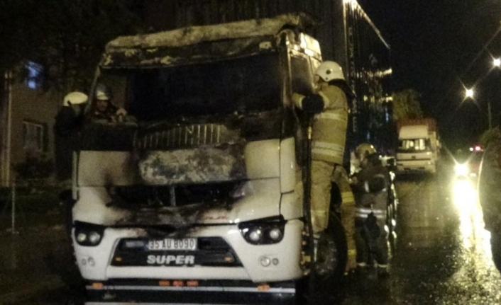 İzmir’de park halindeki TIR alevlere teslim oldu