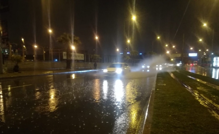 İzmir’de sağanak yağış etkili oldu