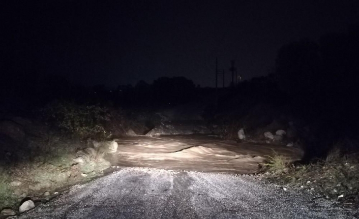 İzmir’de sel sularına kapılan araçta bulunan 5 kişiden 2’si kayboldu.