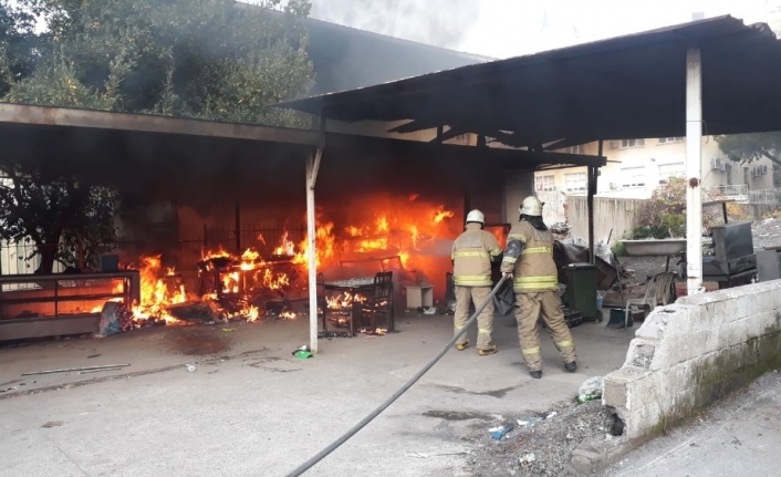 İzmir’de sobadan çıkan yangın kulübeyi sardı