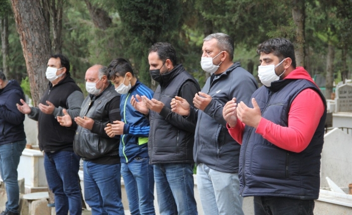 İzmir’de su taşkını kurbanları son yolculuğuna uğurlandı