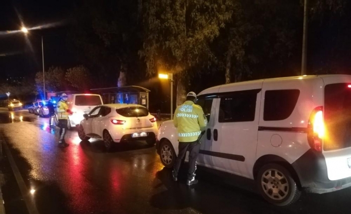 İzmir’de trafik polislerinden kısıtlama denetimi: 53 bin 550 lira ceza kesildi