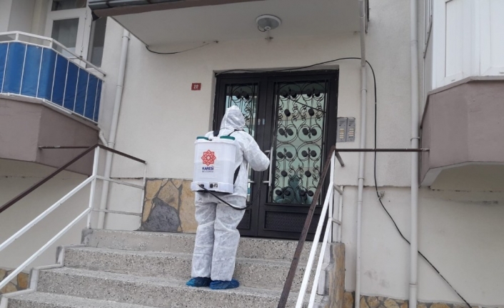Karesi Belediyesi koronavirüs vakası görülen apartmanların ortak alanlarını ilaçlıyor