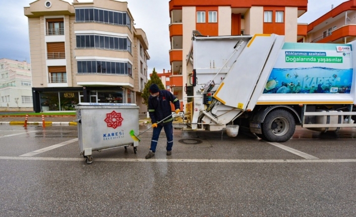 Karesi’de çöp konteynırları düzenli olarak yıkanıp dezenfekte ediliyor