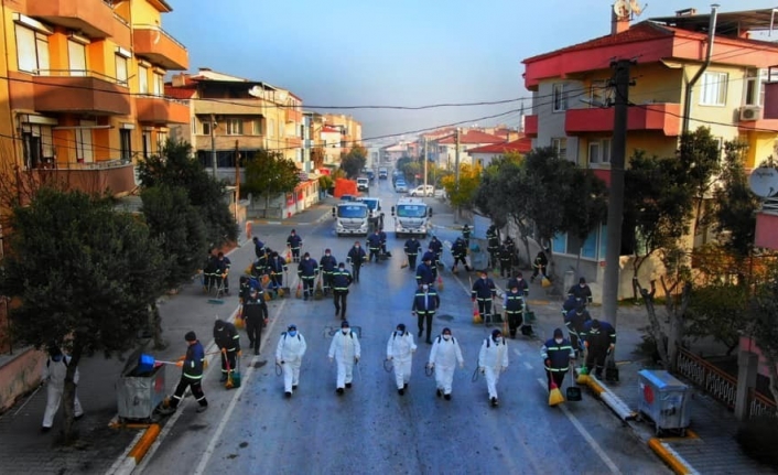 Karesi’nin pandemı savaşçıları sokakları temizledi