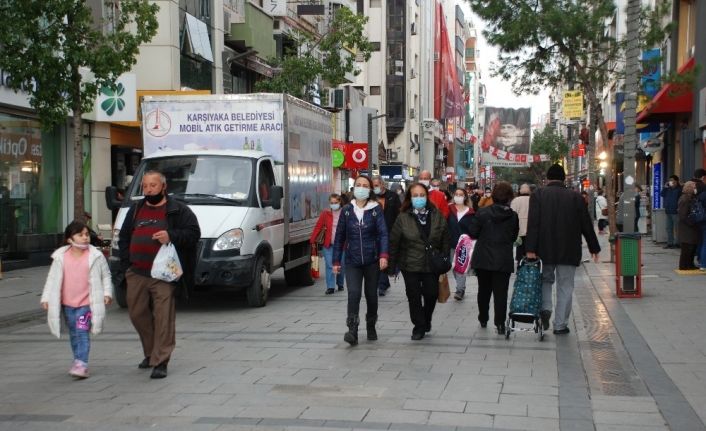 Karşıyaka Çarşı’da yılbaşı hareketliliği