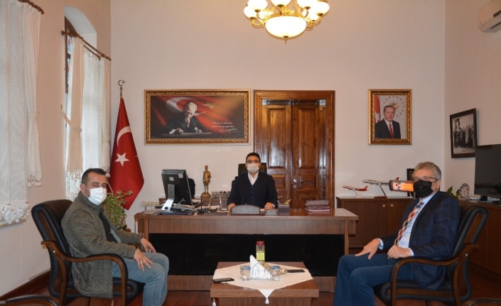 Kaymakam, CHP’li belediye başkanı ve AK Parti ilçe başkanı Edremit için bir araya geldi
