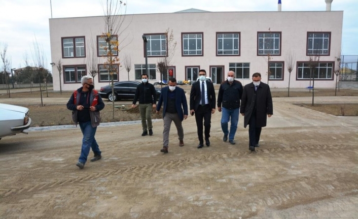 Kaymakam Ünsal, Edremit 750 kişilik kapalı spor salonunda incelemelerde bulundu
