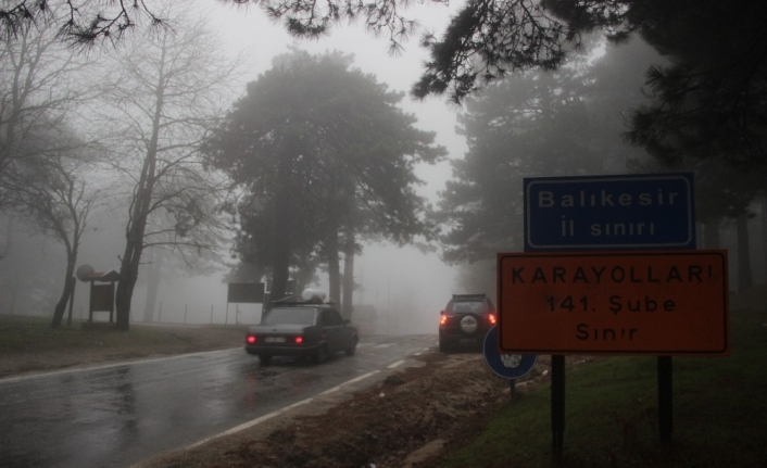 Kazdağları’ nda sis trafiği olumsuz etkiliyor