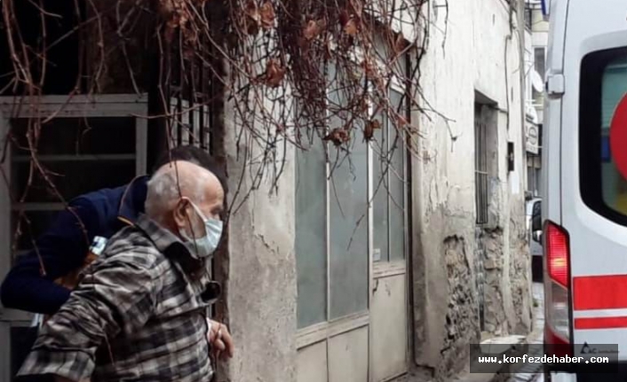 Kendini bıçakla doğramak isteyen yaşlı adamı çevrede bulunan esnaf kurtardı