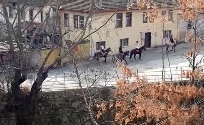 Kısıtlamaya uymadılar; kimi at bindi, kimi sokakta maç yaptı, kimi gezdi