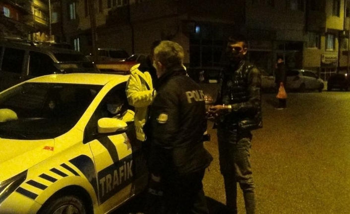 Kısıtlamayı deldi, ehliyetsiz ve araması çıktı