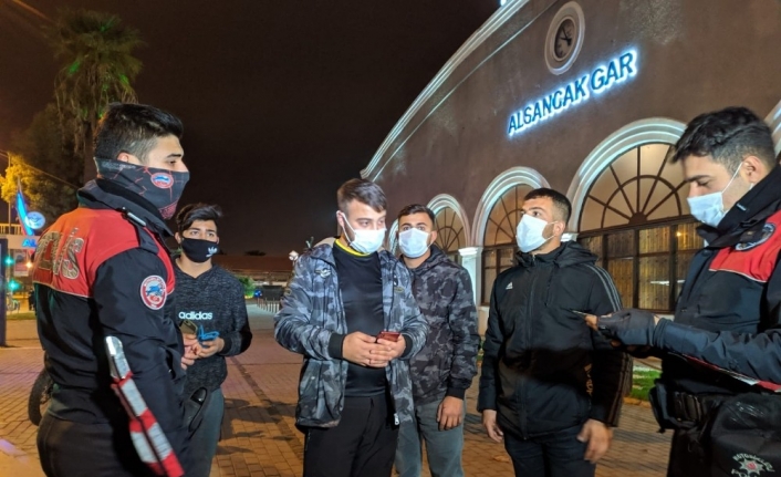 Kısıtlamayı ihlal eden 4 kafadar uyuşturucu madde ile yakalandı