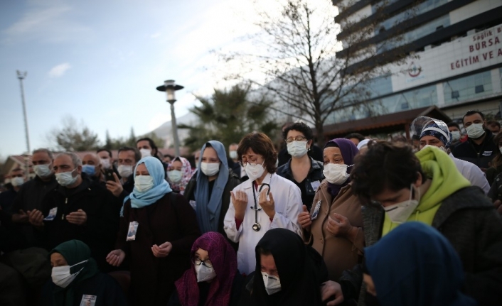 Korona virüse yenilen yılın doktoru gözyaşlarıyla son yolculuğuna uğurlandı