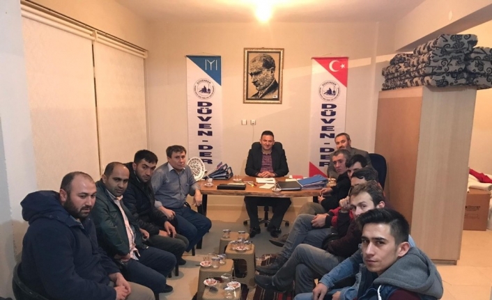 Köy derneği ihtiyaç sahibi ailelere erzak yardımı yaptı