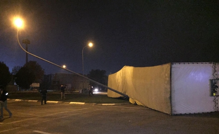 Mobilya yüklü tır devrildi, faciadan dönüldü