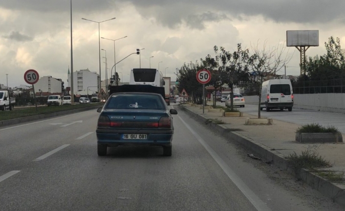 Ana yolda kaputu açık yol aldı, görenler şaştı kaldı