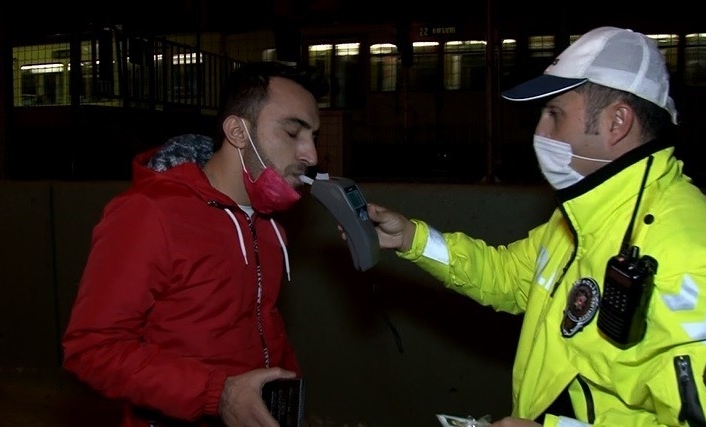 Kısıtlamada otomobil ile alkollü şehir turu, polisi bile şaşkına çevirdi