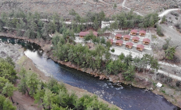 Şehrin kalabalığından bıkanlar ormanların içindeki bu evlere koşuyor