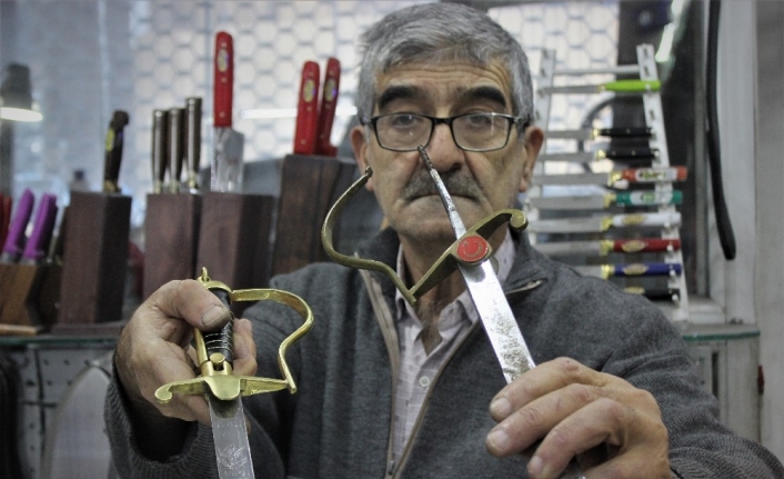 Tarihî kılıçlar Bursalı ustanın elinde ilk günkü ihtişamına kavuşuyor