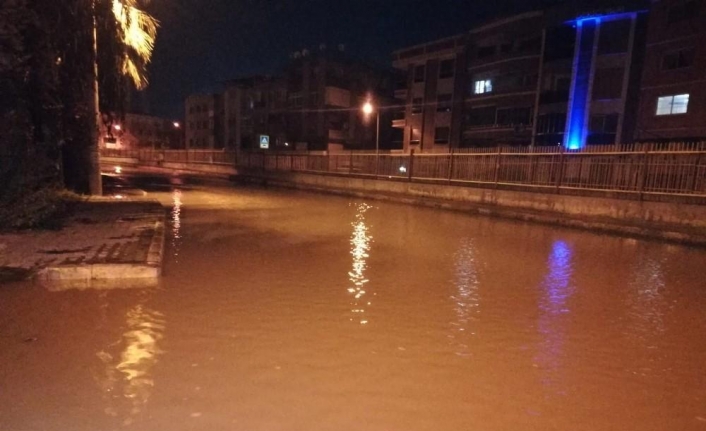 Patlayan su borusu caddeleri göle çevirdi