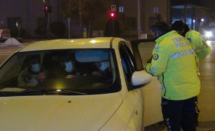 Polis durdurduğu otomobilin içini görünce şok oldu