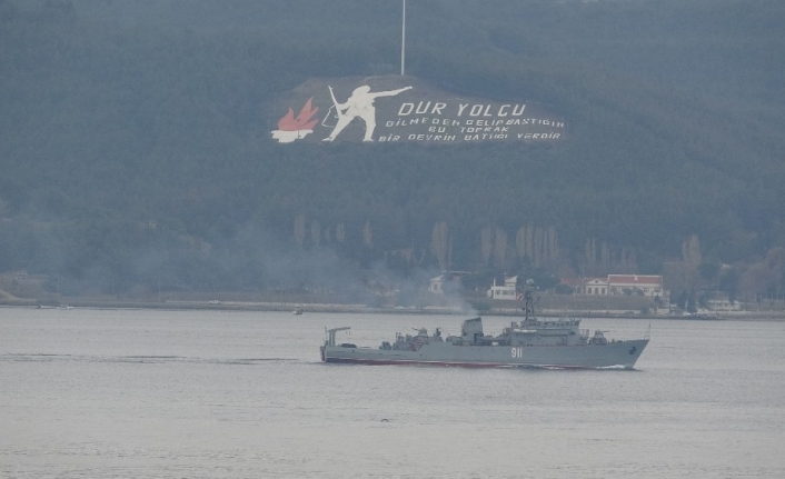 Rus savaş ve askeri römorkör gemisi Çanakkale Boğazı’ndan geçti