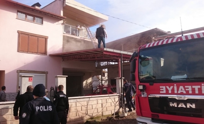 Sındırgı’da buzdolabı yangın çıkardı